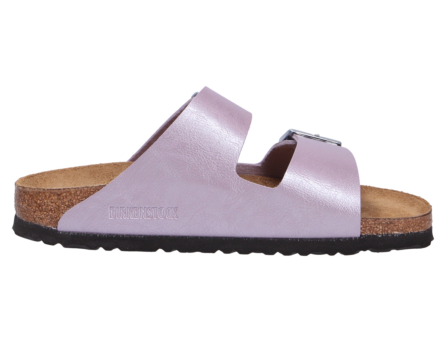 Birkenstock Arizona Sandale in schimmerndem Flieder mit zwei Riemen, Kork-Latex-Fußbett und schwarzer Laufsohle in der Seitenansicht