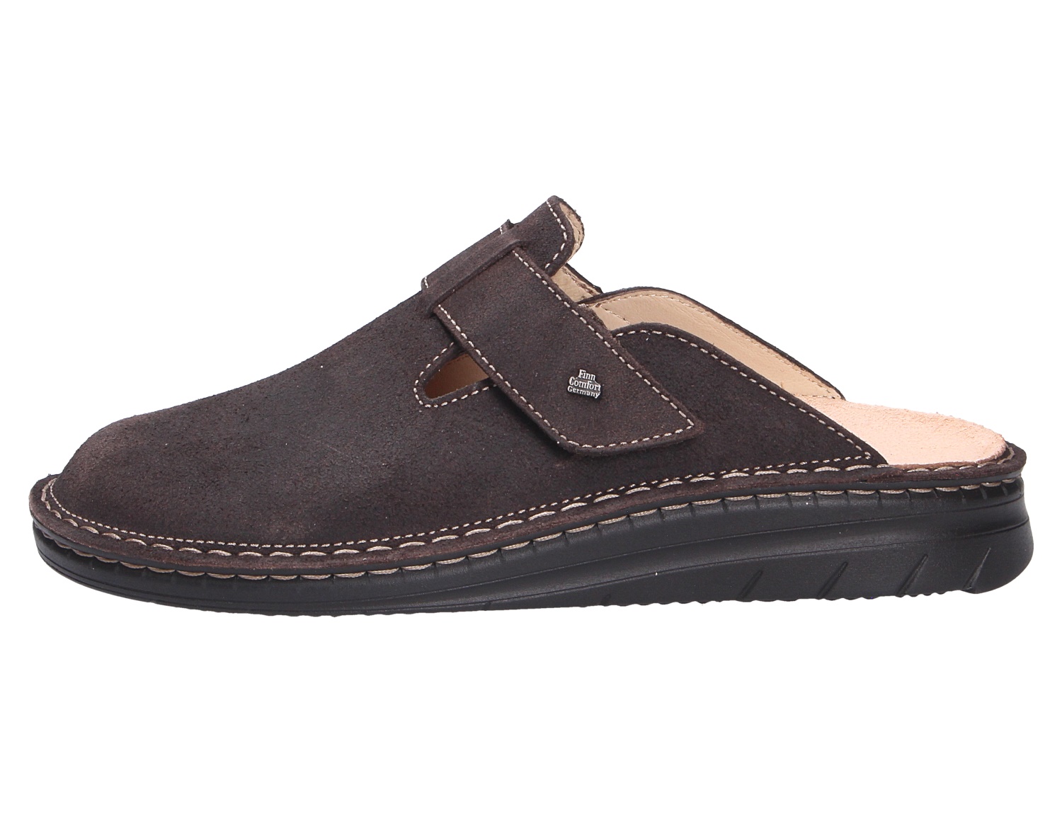 Seitenansicht der braunen Finn Comfort PETARE Herren-Pantolette aus Veloursleder mit Klettverschluss und rutschhemmender Sohle