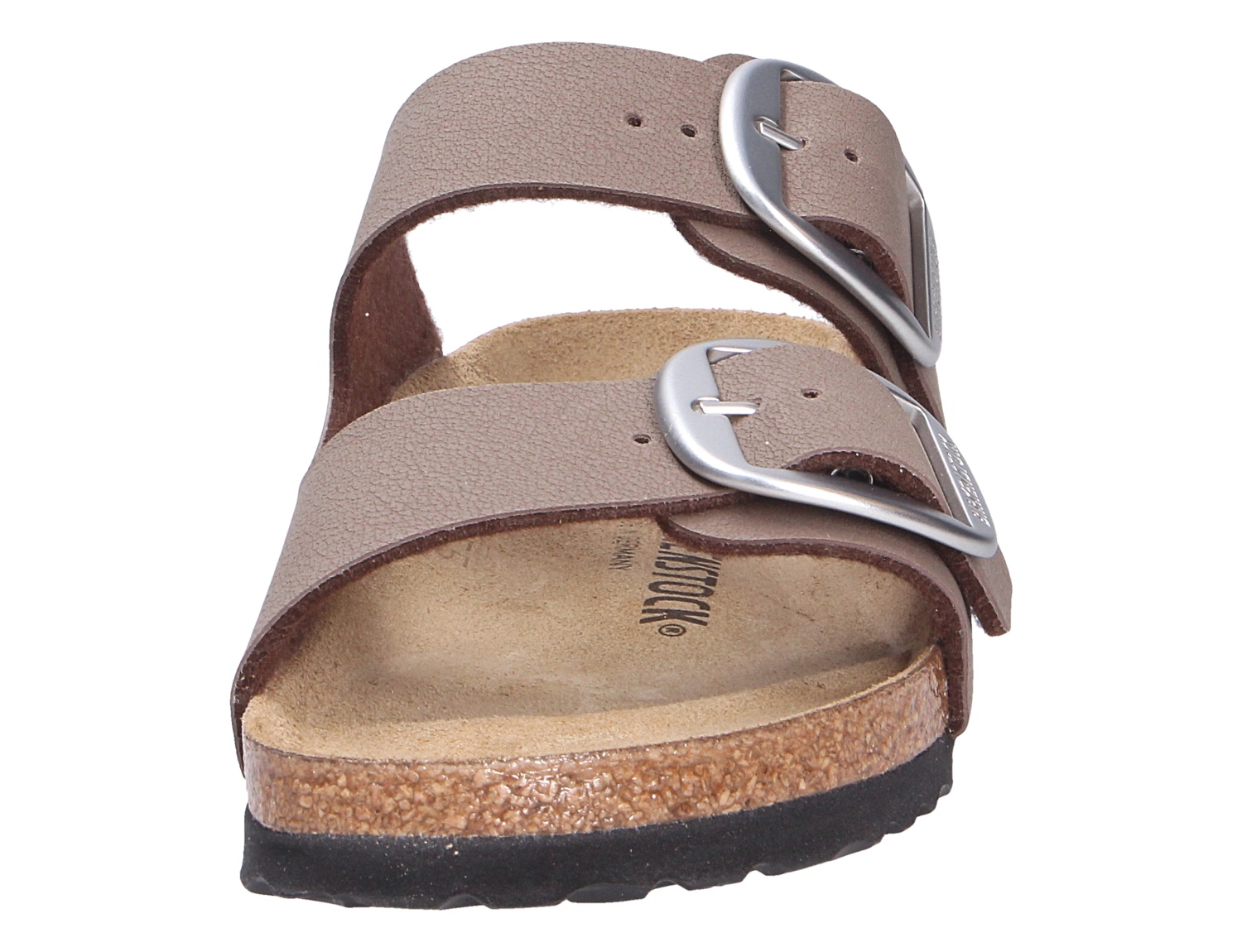Frontansicht der Birkenstock Arizona Big Buckle Sandale in Taupe mit zwei breiten Riemen, großen silberfarbenen Schnallen und anatomischem Kork-Latex-Fußbett