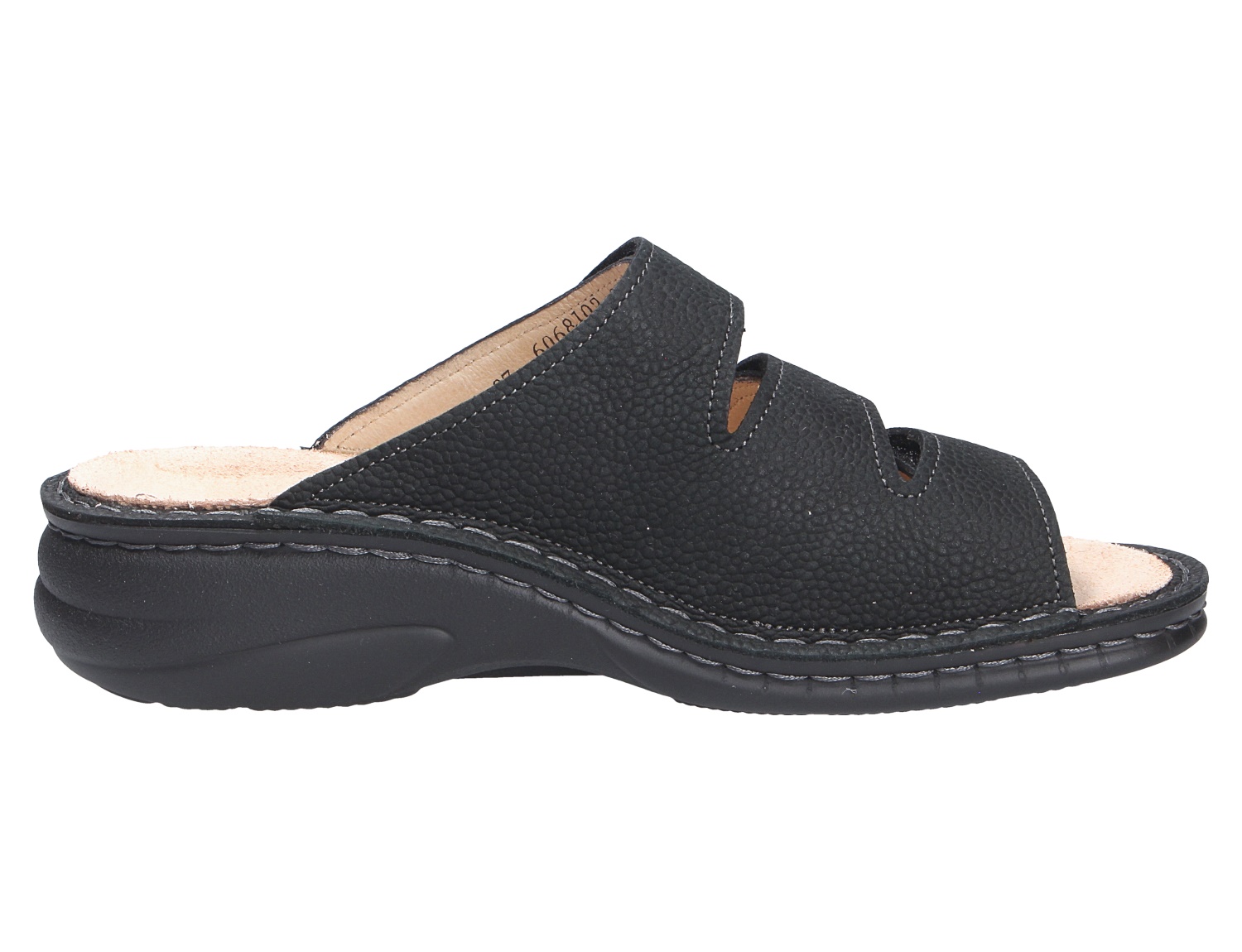 Finn Comfort HELLAS Damen-Pantolette in Schwarz aus genarbtem Leder, offene Zehenpartie und bequeme Laufsohle in der Seitenansicht