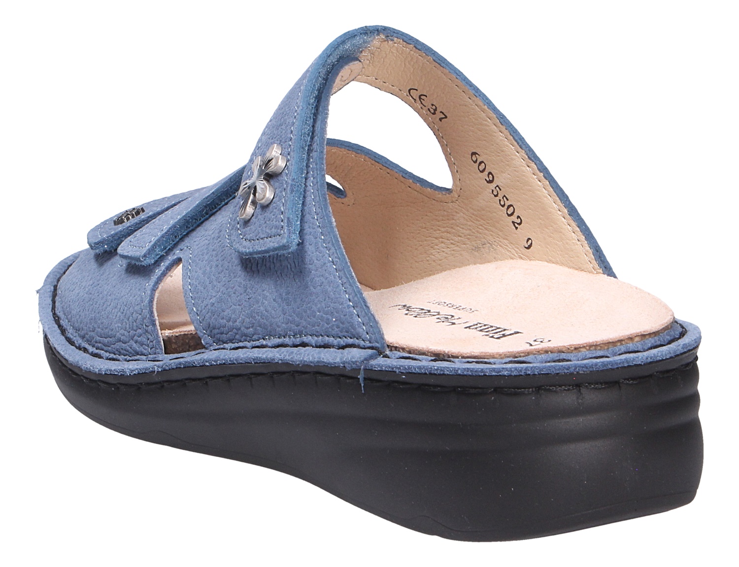 Finn Comfort GRENADA blaue Damen-Pantolette aus Leder mit zwei Klettverschlüssen, Zierblüte und bequemer Keilsohle, Rückansicht schräg